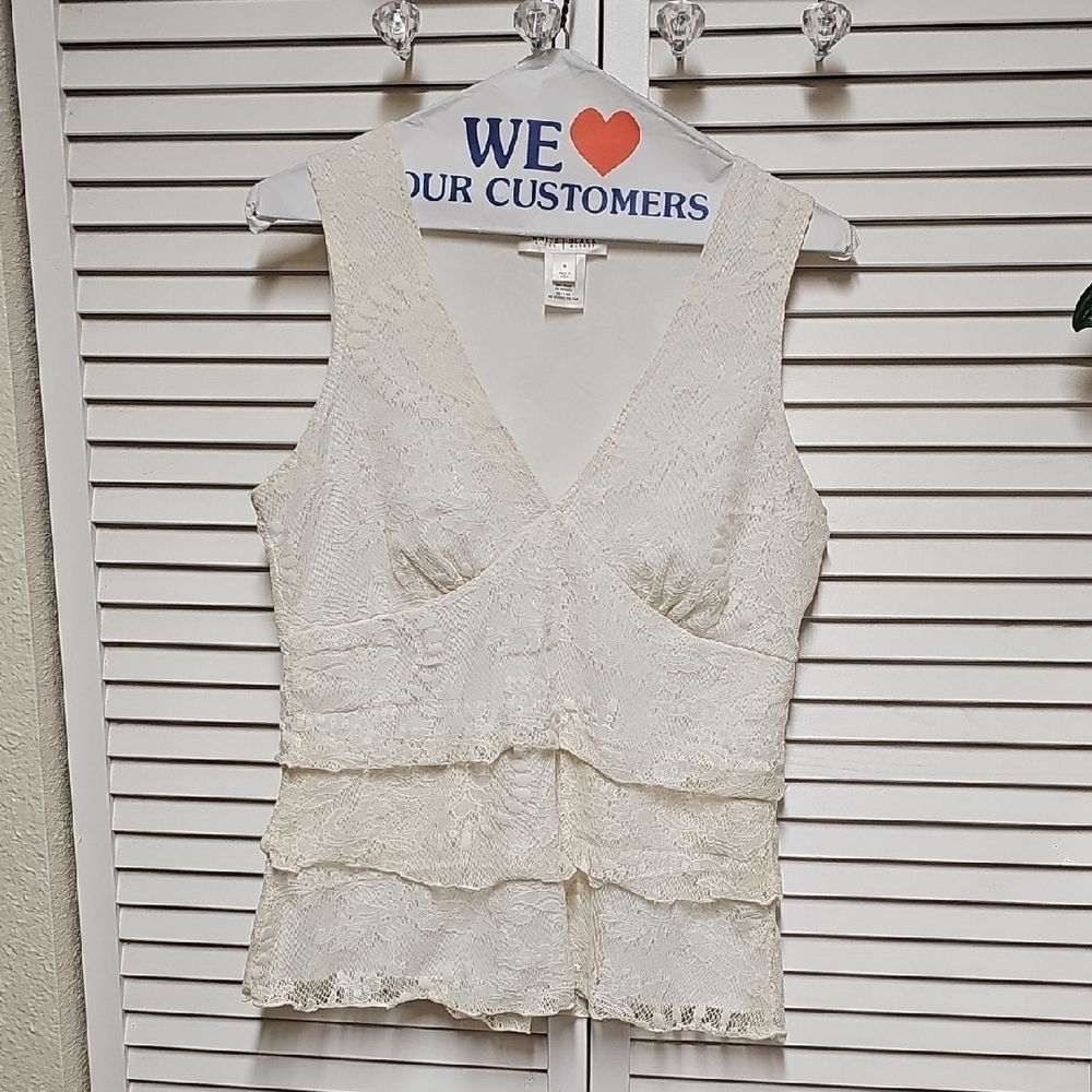 EUC White House Black Market Cream Lace Tiered V-Neck Sleeveless Lined Top Sz M